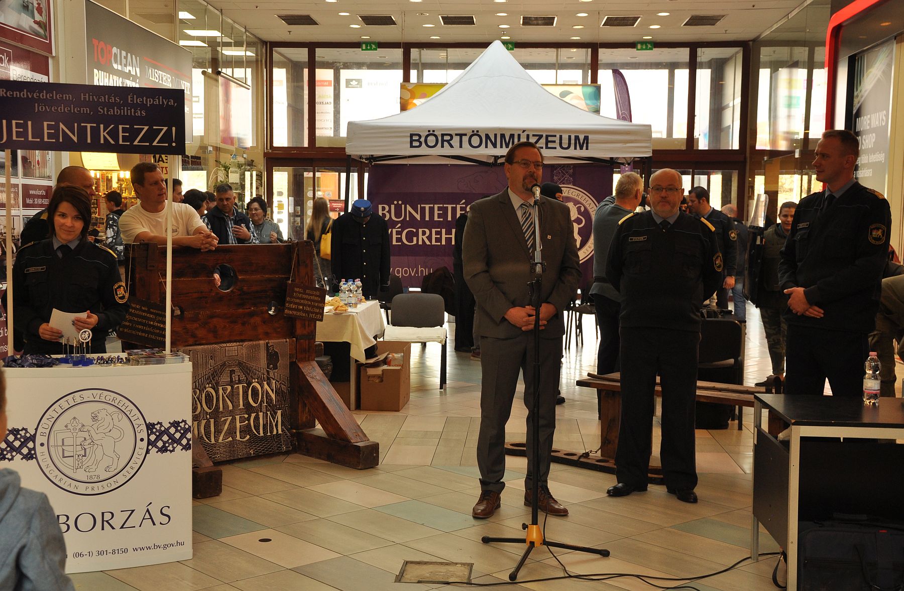 Büntetés-végrehajtási roadshow az Alba Plazaban